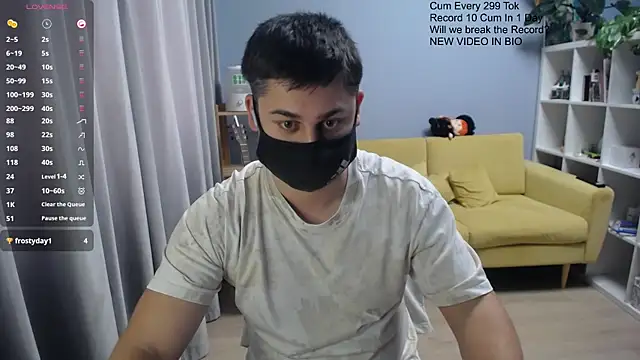 Tomguys: διαδικτυακό σόου στην κάμερα