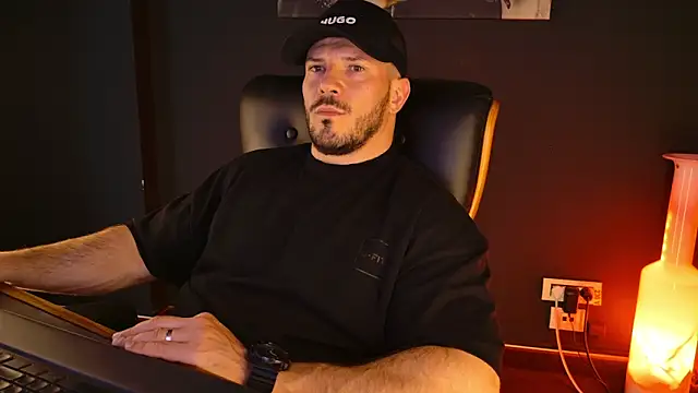 AngeloEric: διαδικτυακό σόου στην κάμερα