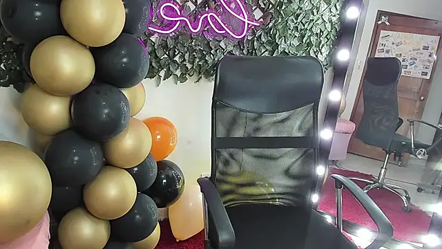 DestinyHills Adlı Modelin Canlı XXX Sohbeti