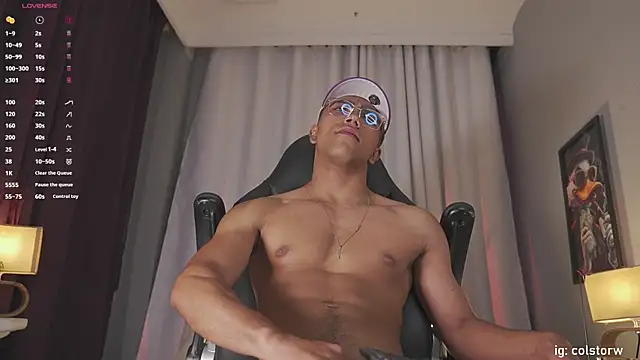 Colstorw_: διαδικτυακό σόου στην κάμερα