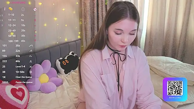 ConstanceHelms' Live XXX Chat