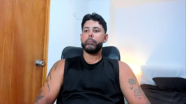 Show modela Justyn_Torres na web-kameri