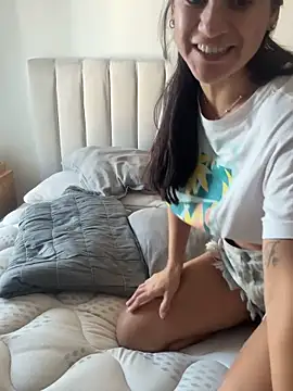 Show modela Doble_Dosis na web-kameri