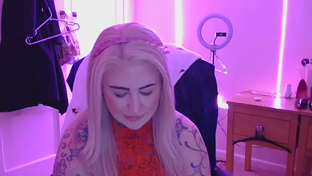 emobarbiedoll's Webcam Show