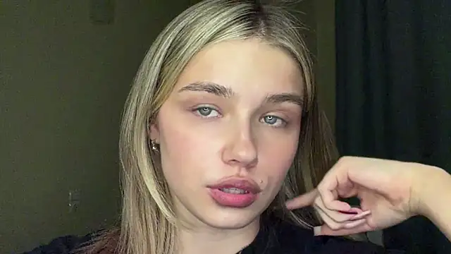 Pertunjukan Kamera Web EarthaStinett