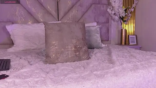 TinaCurv_Pv: διαδικτυακό σόου στην κάμερα