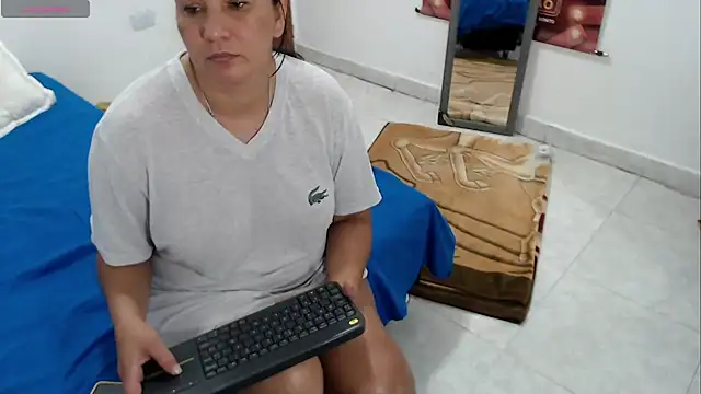 LAURA_Foxht élő XXX-chatje