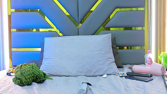 Leo_Miller_ Show in webcam