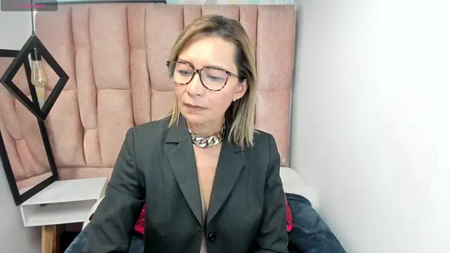 Issa_Milf__'s Live XXX Chat