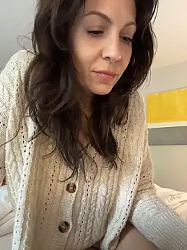 BeautifulMesss: διαδικτυακό σόου στην κάμερα