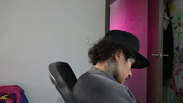 trieone ওয়েবক্যাম শো