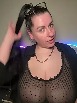 EveliniaのライブXXXチャット