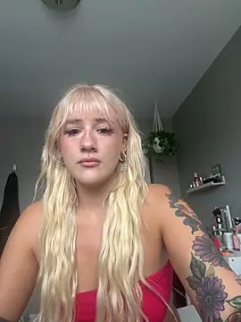 BettyBadNews: διαδικτυακό σόου στην κάμερα