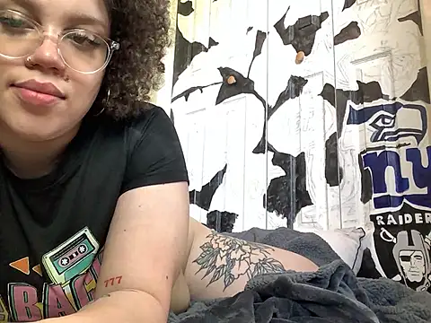 QueenNuttCollector élő XXX-chatje