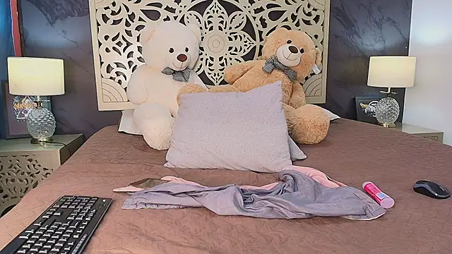 DemonFoxx: διαδικτυακό σόου στην κάμερα