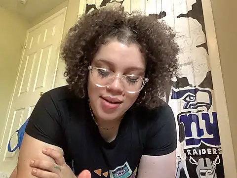 QueenNuttCollector Show in webcam