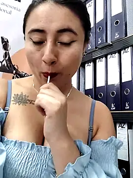 _Sarah-Office1 élő XXX-chatje