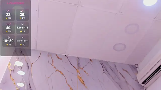 VALERIAQUEENTS__: διαδικτυακό σόου στην κάμερα