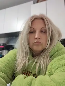 Divineblond: онлайн-секс-чат