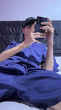 michaell_twinkk Show in webcam