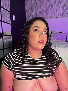 krisstenSantos Show in webcam