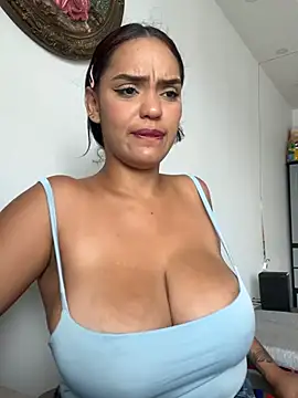 Sara-77のライブXXXチャット