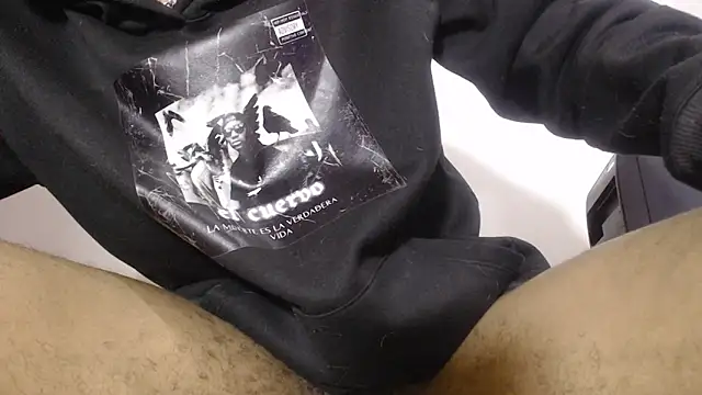 Anaconda_larga: διαδικτυακό σόου στην κάμερα