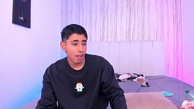 isaak_miller_: διαδικτυακό σόου στην κάμερα