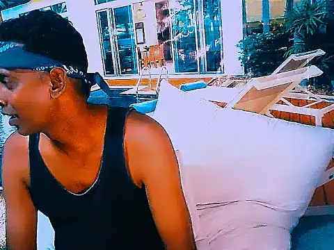 IndianHunk01: απευθείας συνομιλία ΧΧΧ