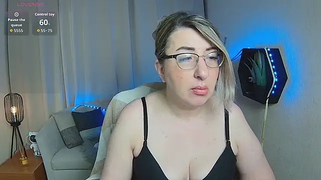 KKMimiKK 即時 XXX 聊天