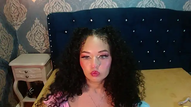 Sofiacowperx élő XXX-chatje