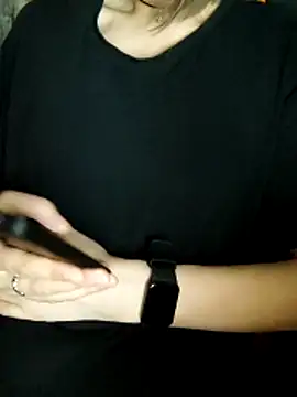 Aashikalaa Adlı Modelin Canlı XXX Sohbeti