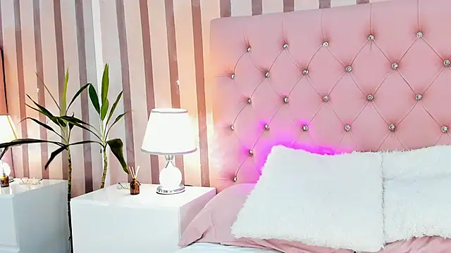 Mia-Stones Live XXX-Chat