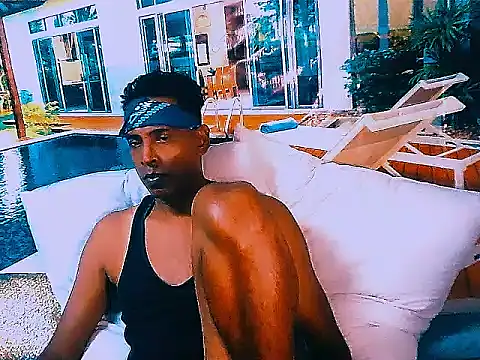 IndianHunk01 Adlı Modelin Canlı XXX Sohbeti