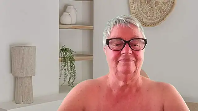 دردشة Mystery-Grandmother الجنسية المباشرة