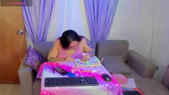 XXX chat uživo modela MiaYMolly