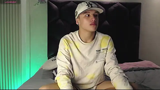 Dominik_Souza Show in webcam