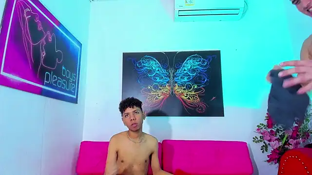 Spicy_guys Show in webcam