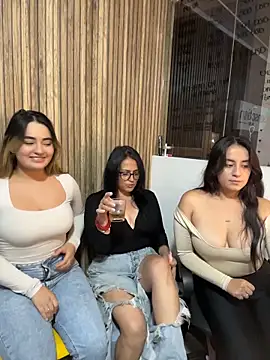 แชท XXX สดของ Antonella_Julieta