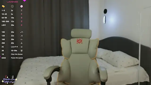 mowalova's Live XXX Chat