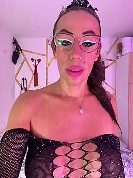 YOURSDEBORA élő XXX-chatje