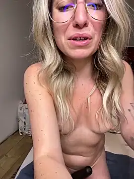 carlaaa: διαδικτυακό σόου στην κάμερα