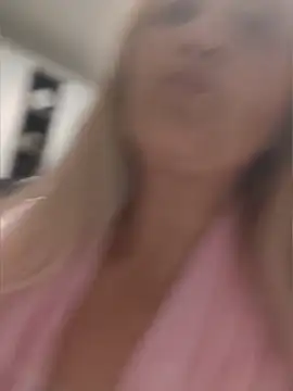 Divineblond Adlı Modelin Canlı XXX Sohbeti