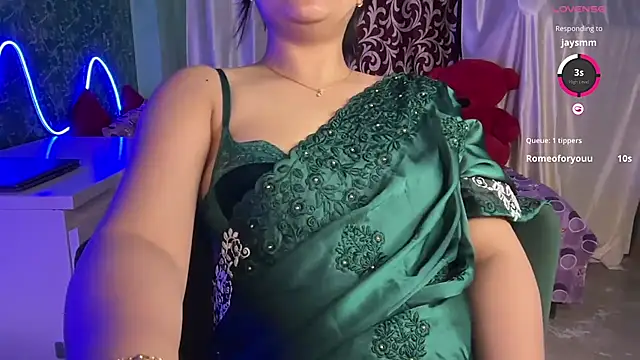 Sizzling__ZAARA: διαδικτυακό σόου στην κάμερα