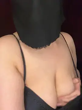 Show modela RooVaaN-Xx na web-kameri