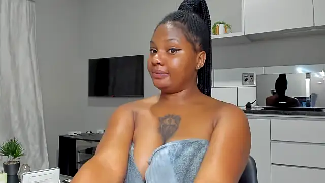 Renee-18 Adlı Modelin Canlı XXX Sohbeti