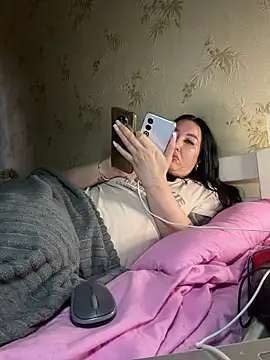Naughtbaby_2025 élő XXX-chatje