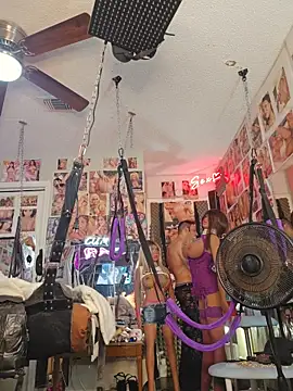 luvs2cumm69's Webcam Show