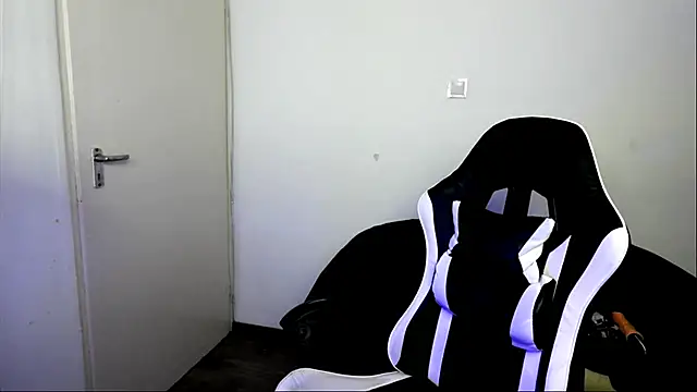 دردشة ShyHotNerd الجنسية المباشرة