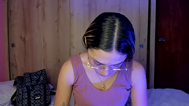 TANIA_06: διαδικτυακό σόου στην κάμερα